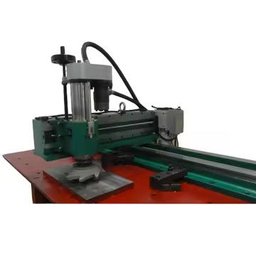La machine de fraisage à bras unique portable est une machine à usinage de précision à tour CNC hydraulique.