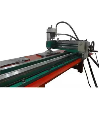 La machine de fraisage à bras unique portable est une machine à usinage de précision à tour CNC hydraulique.