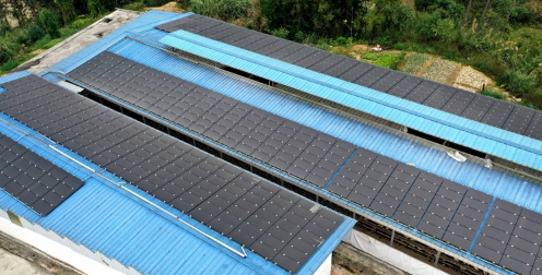 Système d'énergie solaire complet à cadre galvanisé 300W-20KW haute efficacité 15%-22% équipement photovoltaïque hors réseau pour l'approvisionnement en énergie domestique et agricole